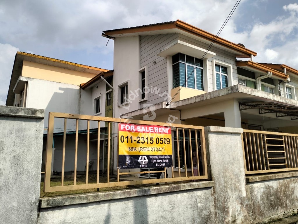 CORNER LOT DOUBLE STOREY HOUSE
