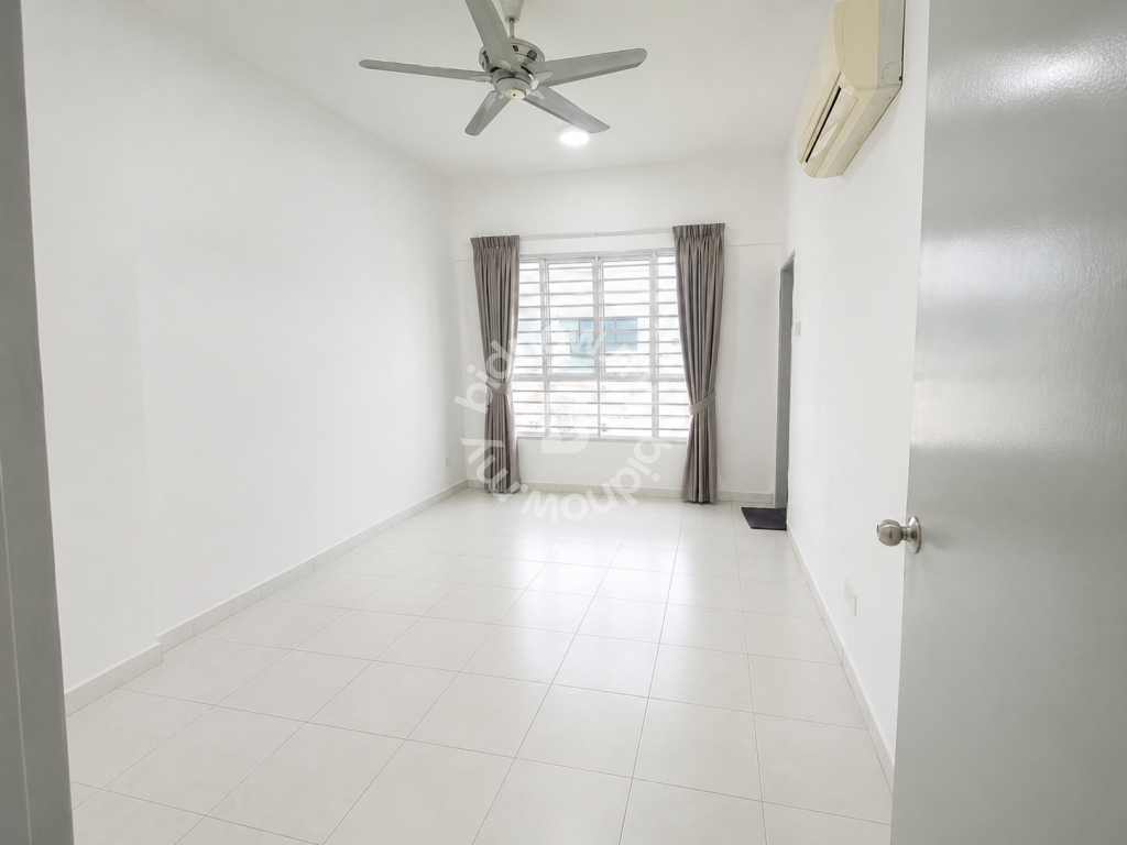 Golden Triangle Unfurnished With Air Cond Kitchen Cabinet, Sungai Ara