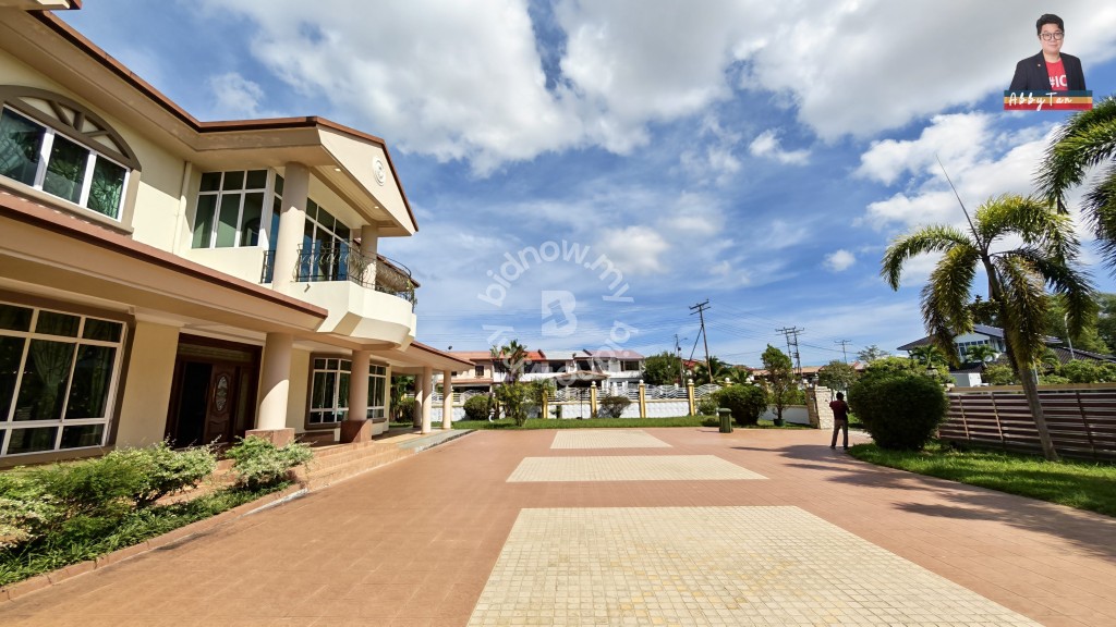 Prestige Bungalow in Kolombong | Big Land 18,038 sqft, Private Family
